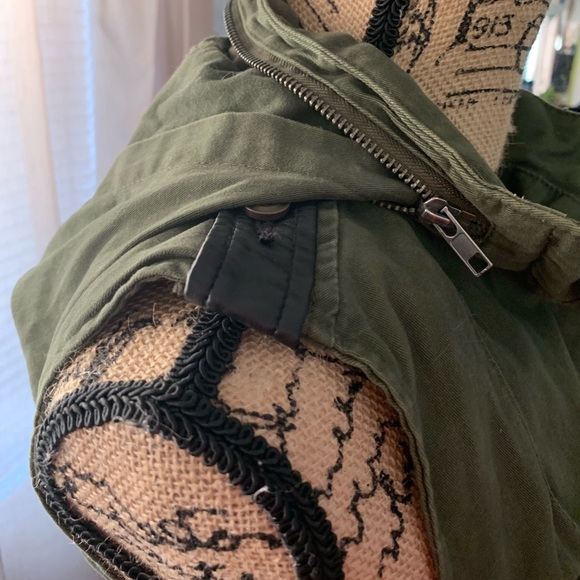 BDG Green vest with detachable hood in Size Small - Picture 2 of 4